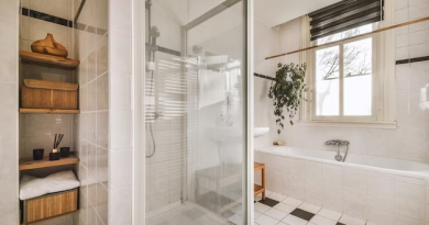 Small bathroom bathtub shower combo with glass doors and mosaic tiles